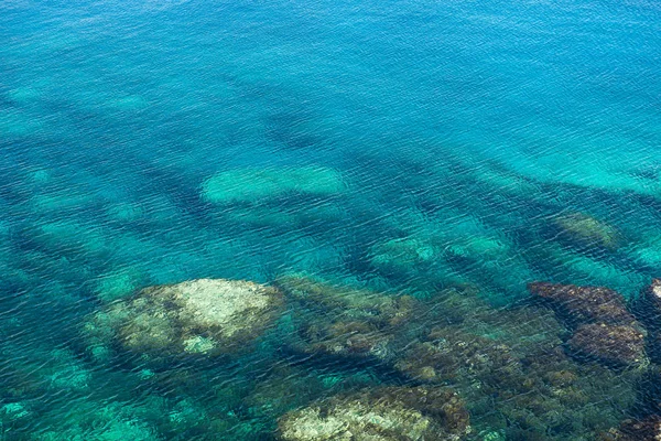 Smeraldo, sfondo blu acqua di mare. Ondulazione dell'acqua — Foto Stock