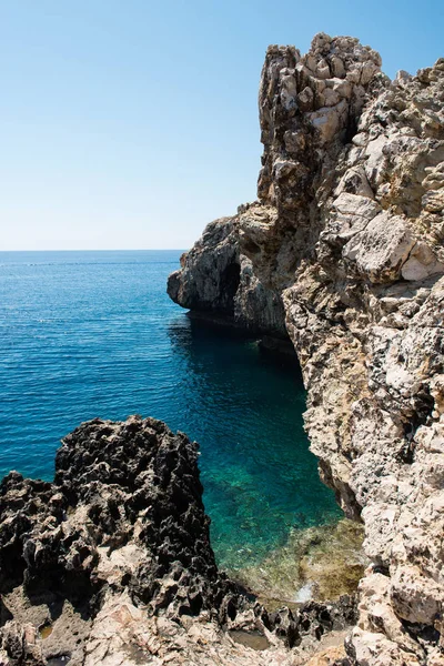 Kıbrıs'ta kayalık sahil şeridi — Stok fotoğraf