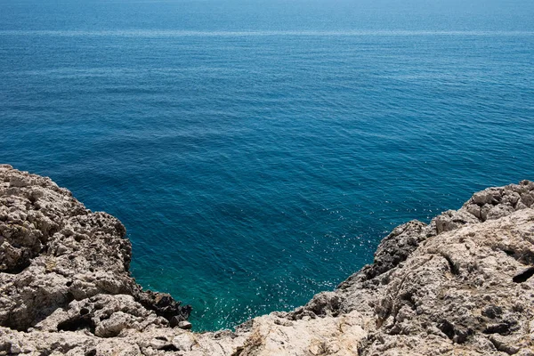 Βραχώδη ακτή του στην Κύπρο — Φωτογραφία Αρχείου
