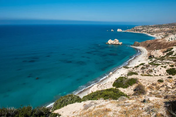 Η πέτρα του Roumiou, βράχο της Αφροδίτης. Βραχώδης ακτογραμμή σχετικά με το Medi — Φωτογραφία Αρχείου