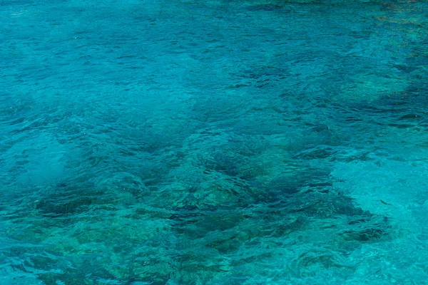 Fundo natural de esmeralda, água do mar azul-turquesa — Fotografia de Stock