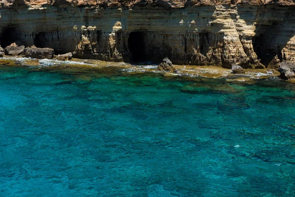 Tengeri barlangok közelében Ayia Napa, Földközi-tenger partján, Ciprus — Stock Fotó