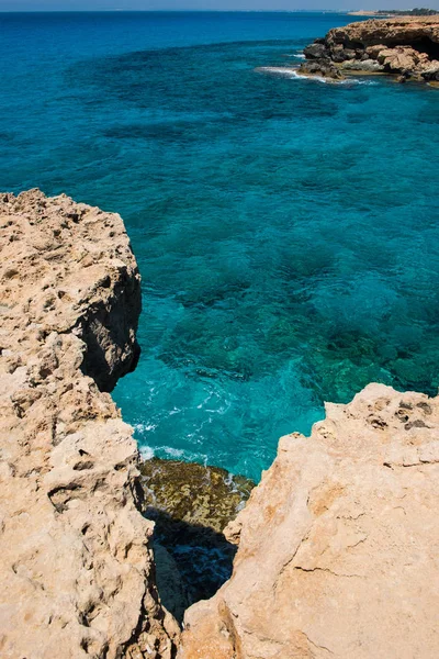 Cavernas do mar perto de Ayia Napa, costa marítima do Mediterrâneo, Chipre — Fotografia de Stock