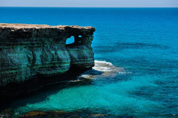 Θαλασσινές σπηλιές κοντά στην Αγία Νάπα, στη Μεσόγειο θάλασσα ακτή, Κύπρος — Φωτογραφία Αρχείου