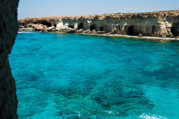 Grottes marines près de Ayia Napa, Côte méditerranéenne, Chypre — Photo