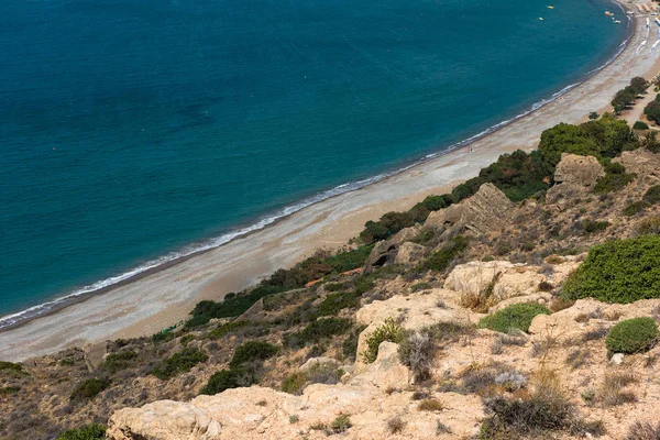 Vista al mar y a la costa desde una altura rocosa — Foto de Stock