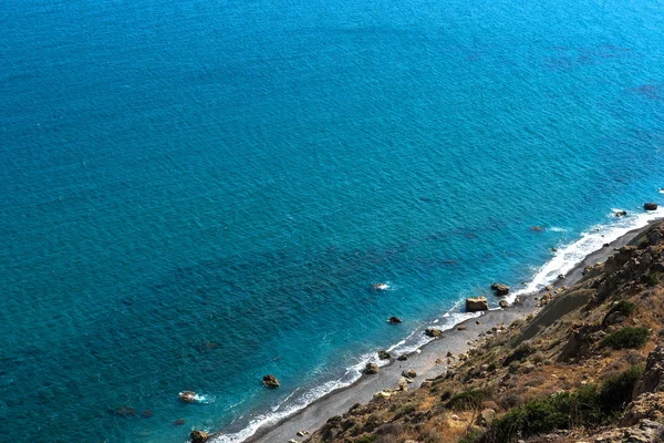 Zee en kustlijn uitzicht vanaf een rotsachtige hoogte — Stockfoto