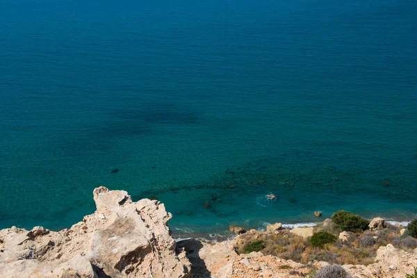 Vue sur la mer et le littoral depuis une hauteur rocheuse — Photo