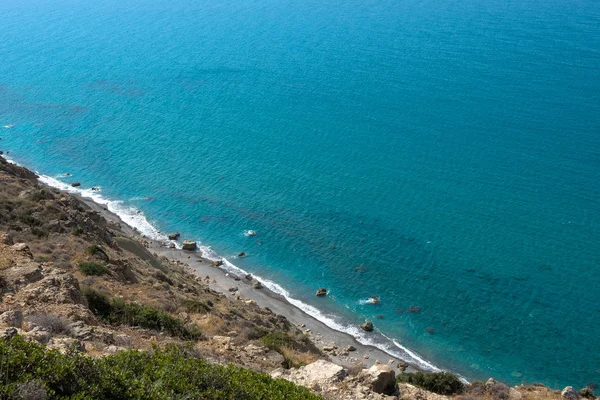 Вид на море і берегову лінію з кам'янистої висоти — стокове фото