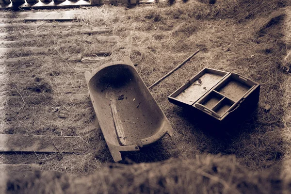 Vintage tools in abandoned shed — Stock Photo, Image