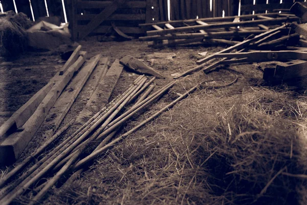 Herramientas vintage en cobertizo abandonado —  Fotos de Stock