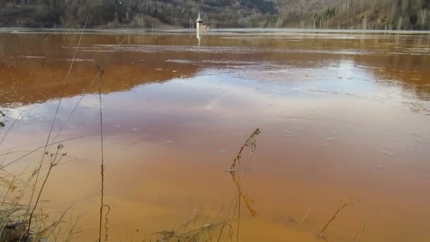 Geamana Lake Och Översvämmade Kyrka Nära Rosia Montana Rumänien — Stockvideo