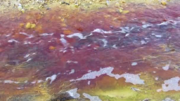 Rückstände Aus Dem Kupfer Und Goldbergbau Fließen Verschmutztes Rotes Wasser — Stockvideo