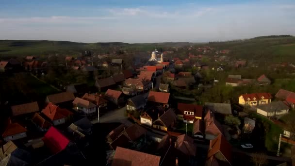 空中无人驾驶飞机在村庄和教堂大楼上空移动 Manastireni 特兰西瓦尼亚 罗马尼亚 — 图库视频影像
