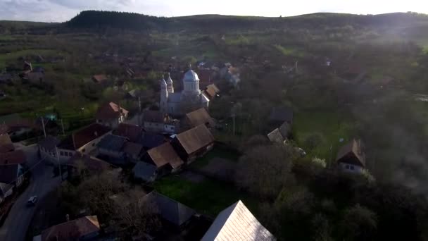 空中无人驾驶飞机在村庄和教堂大楼上空移动 Manastireni 特兰西瓦尼亚 罗马尼亚 — 图库视频影像
