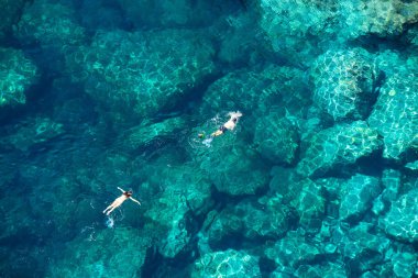 Birkaç şnorkel deniz suda dron görünümü