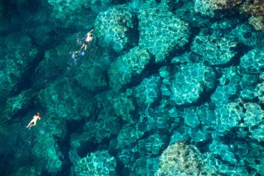 Birkaç şnorkel tropikal deniz uçağı görünümü 