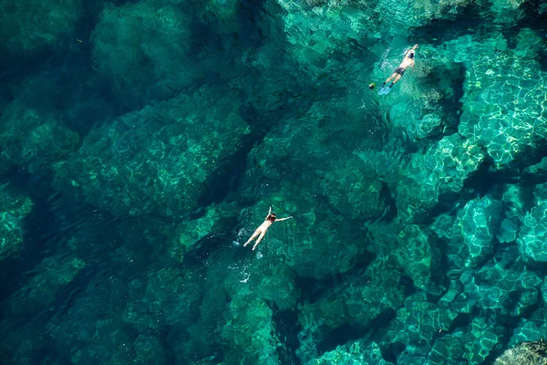 Vista drone de um casal snorkeling na água do mar — Fotografia de Stock