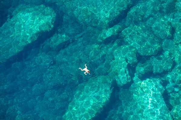 Drone vista di una donna che fa snorkeling nel mare — Foto Stock