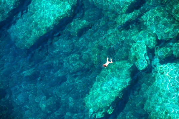 DRONY pohled ženy, šnorchlování v moři — Stock fotografie
