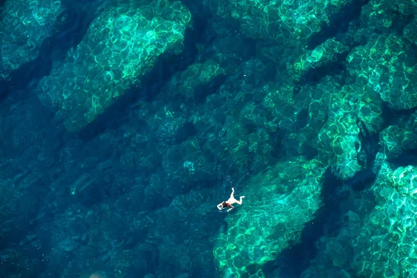 Drone vista di una donna che fa snorkeling nel mare — Foto Stock