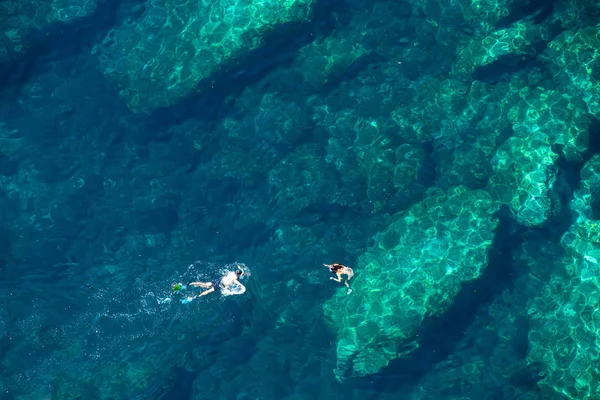 Vista acima de um casal snorkeling na água do mar tropical — Fotografia de Stock