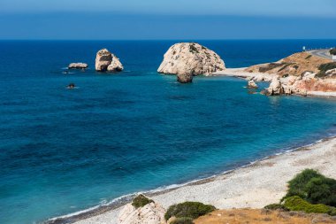 Petra tou Roumiou, Afrodit kayalıkları. Medi üzerinde kayalık sahil şeridi