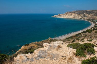 Kayalık bir yükseklik deniz ve kıyı şeridi görünümünden