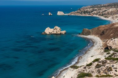 Petra tou Roumiou, Afrodit kayalıkları. Medi üzerinde kayalık sahil şeridi