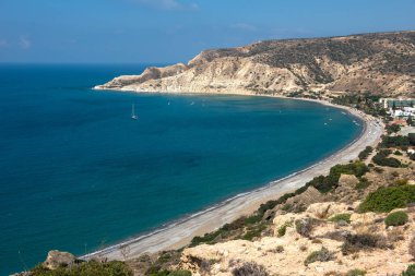 Kayalık bir yükseklik deniz ve kıyı şeridi görünümünden