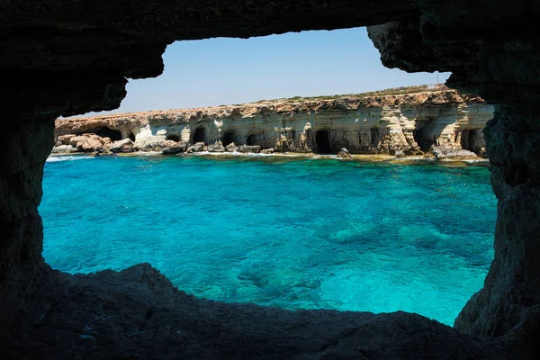 Θαλασσινές σπηλιές κοντά στην Αγία Νάπα, στη Μεσόγειο θάλασσα ακτή, Κύπρος — Φωτογραφία Αρχείου