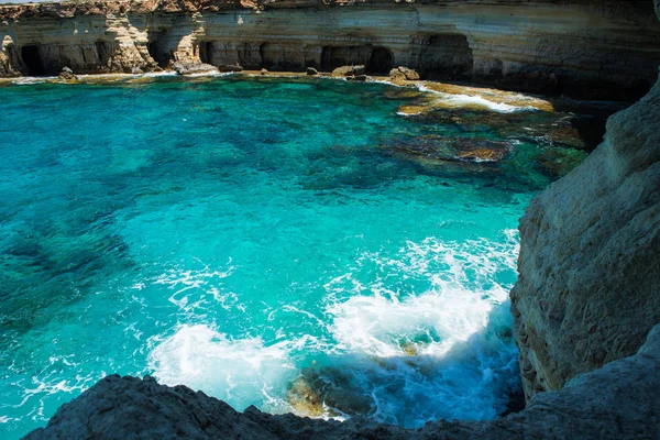 Grottes marines près de Ayia Napa, Côte méditerranéenne, Chypre — Photo