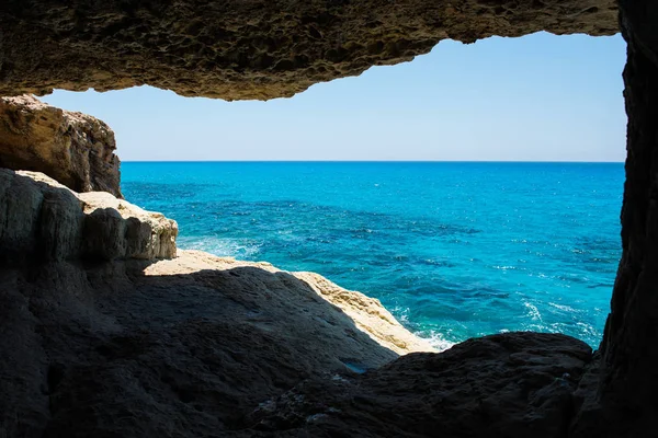 Morskie jaskinie w pobliżu Ayia Napa, wybrzeża Morza Śródziemnego, Cypr — Zdjęcie stockowe