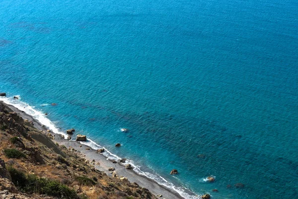 Vue sur la mer et le littoral depuis une hauteur rocheuse — Photo