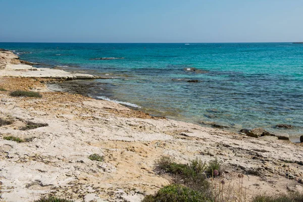 Costa marítima rochosa em Chipre — Fotografia de Stock