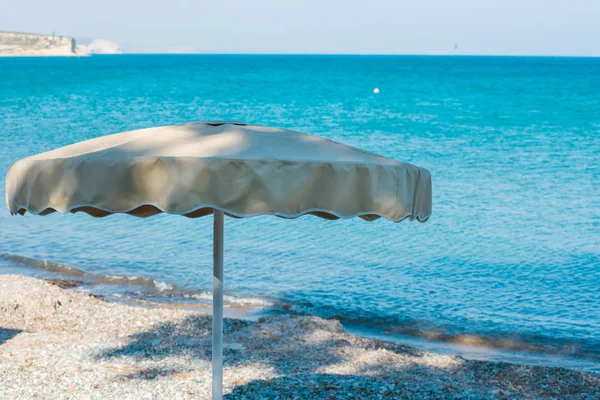Sonnenschirm am Strand, Meer im Hintergrund — Stockfoto