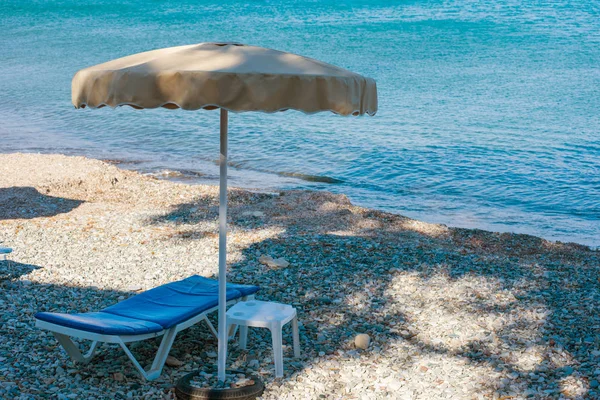 Sonnenliegen und Sonnenschirme am Strand — Stockfoto