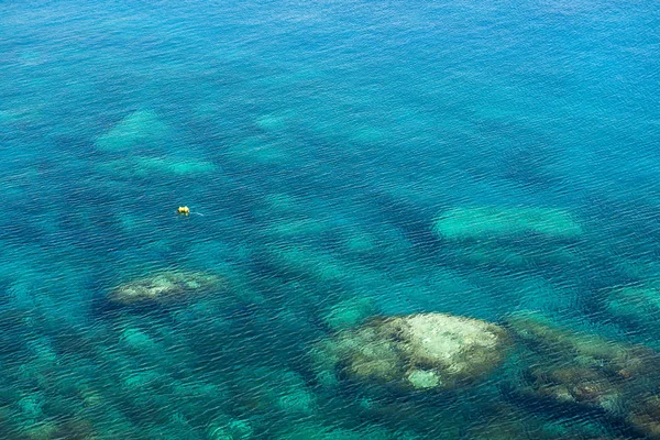 Esmeralda, fundo azul água do mar — Fotografia de Stock