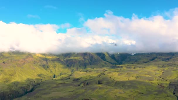 アイスランドのEyjafjallajokull火山の溶岩流と緑の苔の空中4Kドローンビュー — ストック動画