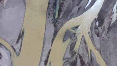 İzlanda 'nın Vatnajokull Ulusal Parkı' ndaki büyük bir buzul nehir sisteminin üzerinde uçuyor. Hava aracı görüntüsü benzersiz doğal jeolojik desenler gösteriyor.
