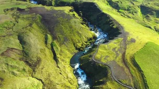 Survoler la montagne sauvage rivière Skogar sous le volcan Eyjafjallajokull dans le sud de l'Islande. Vue aérienne du drone 4k 