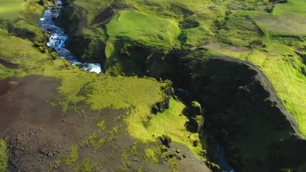 アイスランド南部のEyjafjallajokull火山の下で野生の山Skogar川を飛んでいます 空中4Kドローンビュー — ストック動画