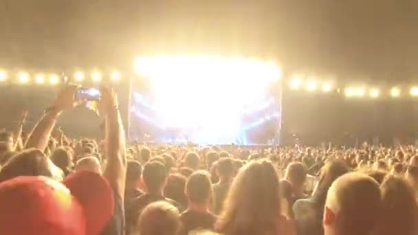 2019年7月18日 罗马尼亚邦蒂达 美国说唱摇滚乐团Limp Bizkit在电气城堡音乐节的现场音乐会上演唱诺奇歌曲 — 图库视频影像