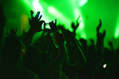 El ele tutuşmalar, akıllı telefonlar ve konser kayıtları. 