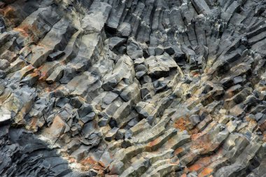 Izlanda 'da siyah bazalt sütun oluşumu