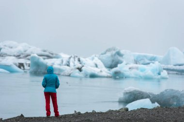 Jokulsarlon, İzlanda yüzer buzdağları turist hayran