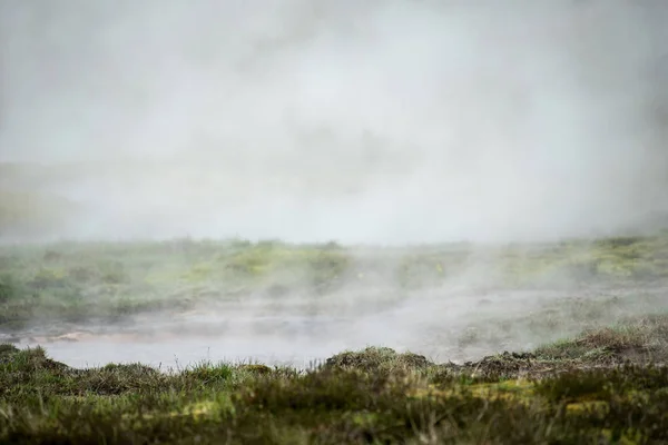 Геотермальная активность в Гверагерди, Исландия с горячими источниками — стоковое фото