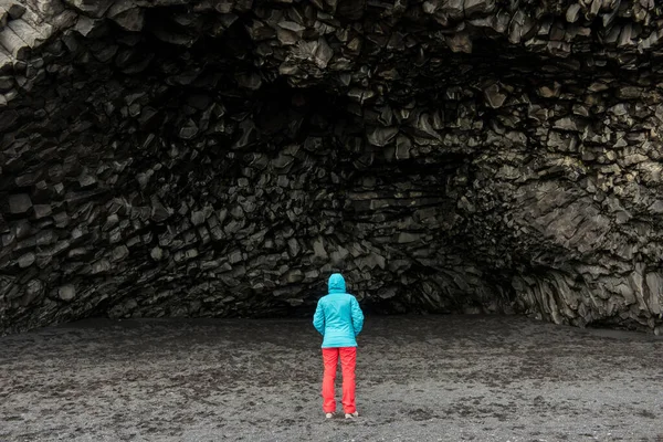 Caverna e colunas de basalto preto na Islândia — Fotografia de Stock
