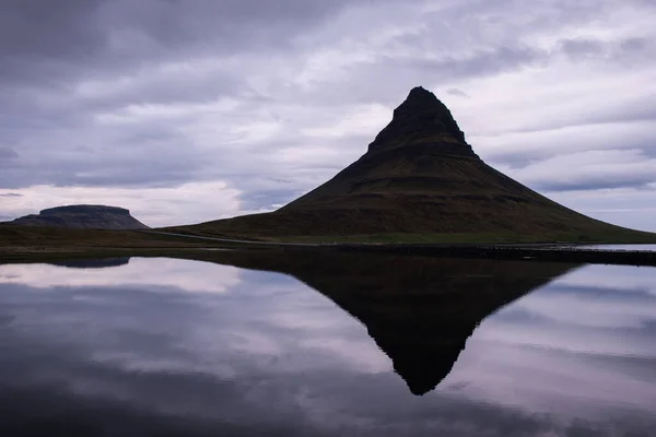 Kirkjufell montaña volcánica al atardecer, Islandia —  Fotos de Stock