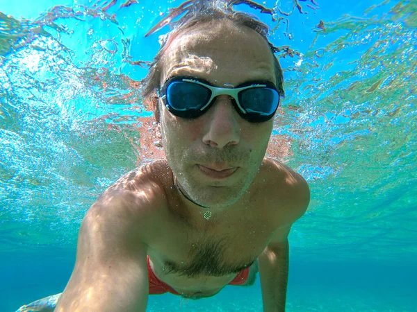 적극적인 남자 수영의 수 중 사진 — 스톡 사진